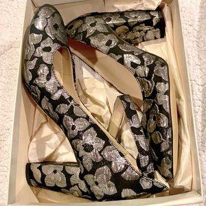 Marc Fisher - NEW platform pumps in black/metallic silver fabric, size 11